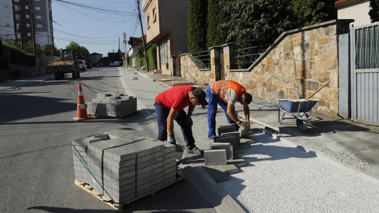 Po shtrohen katër kilometra trotuar për lagjen Bair në Mitrovicë