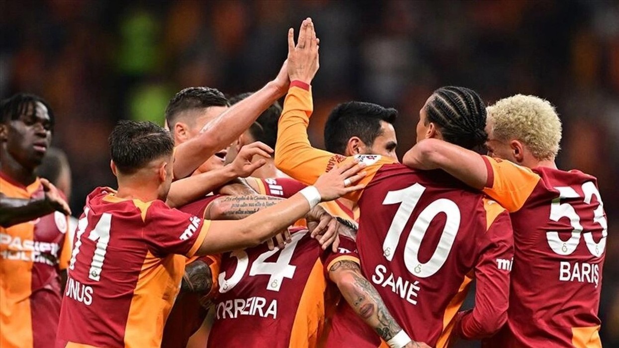 Ylli i Galatasarayt kërkon largimin për shkak të maniakut të fiksuar pas gruas së tij