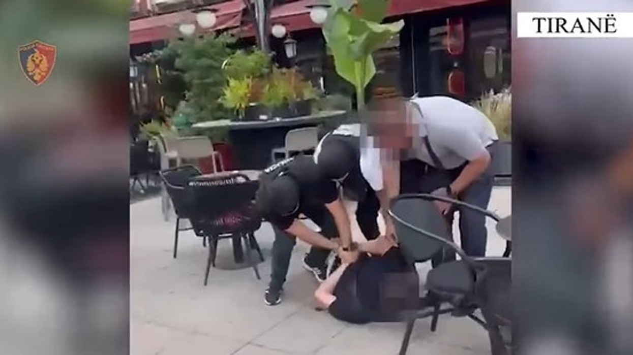 Po i dorëzonte kokainë 26-vjeçarit, arrestohen në flagrancë dy të rinjtë në Tiranë – pamje