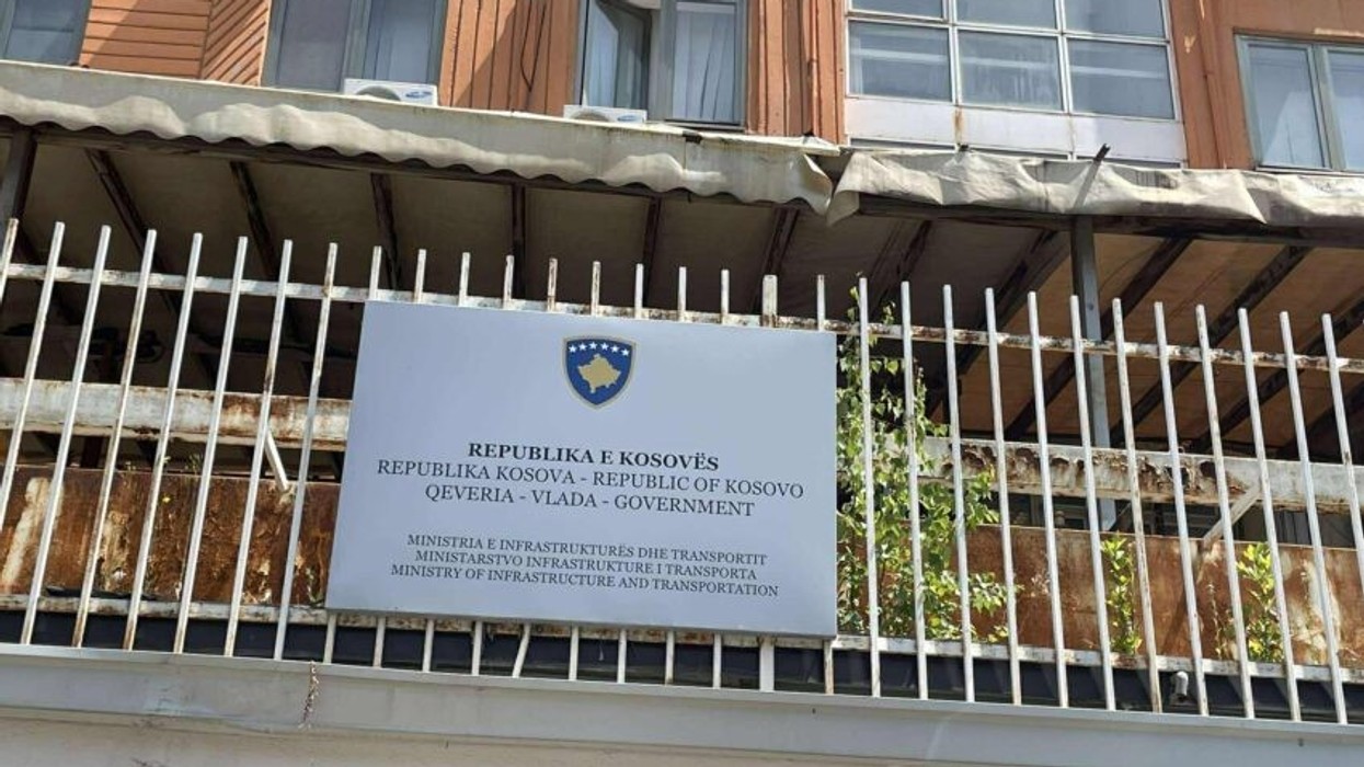 Zyrtarët e akuzuar për keqpërdorim në Ministrinë e Infrastrukturës pezullohen nga detyra