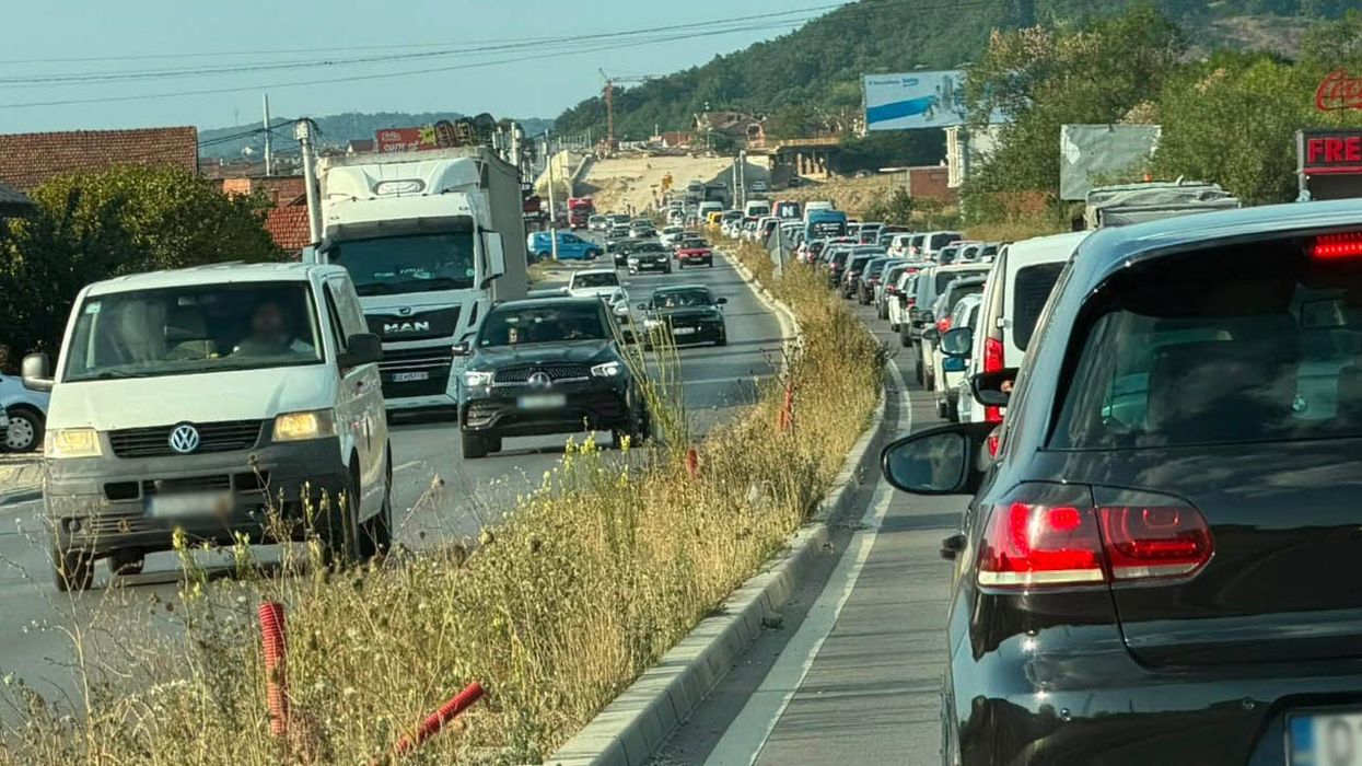 Kolona të gjata në Vranidoll, shkak punimet në rrugë Kolona të gjata në Vranidoll, shkak punimet në rrugë