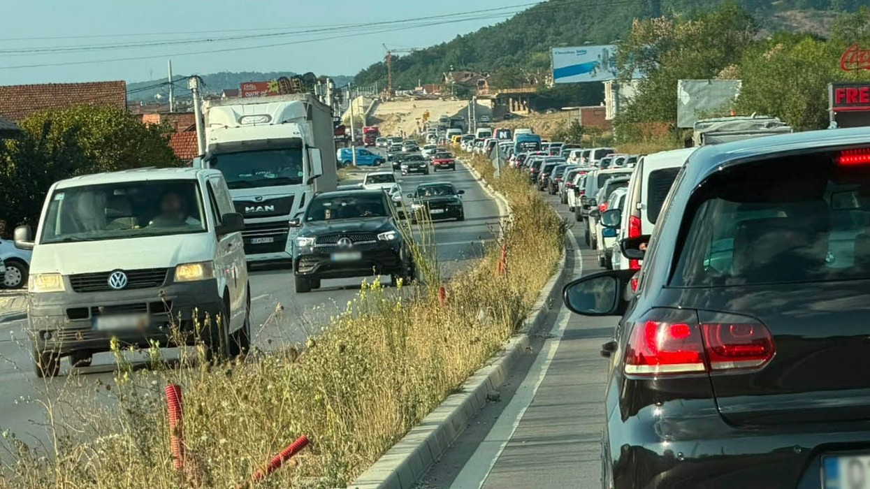 Kolona të gjata në Vranidoll, shkak punimet në rrugë