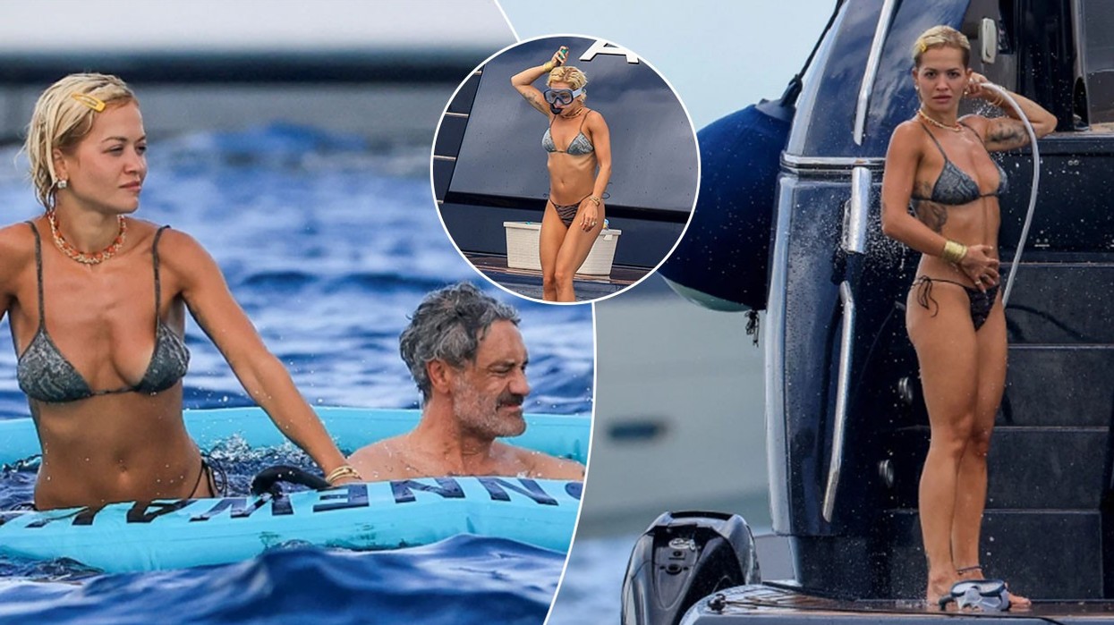 Rita Ora mahnit me bikini gjatë pushimeve në Ibiza, shoqërohet në jaht nga bashkëshorti Taika Waititi dhe miqtë