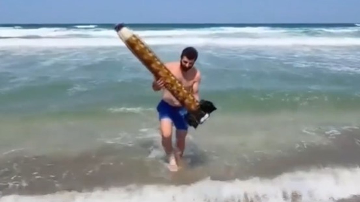 Notari gjen në det mbetjet e një rakete ruse në brigjet e Turqisë