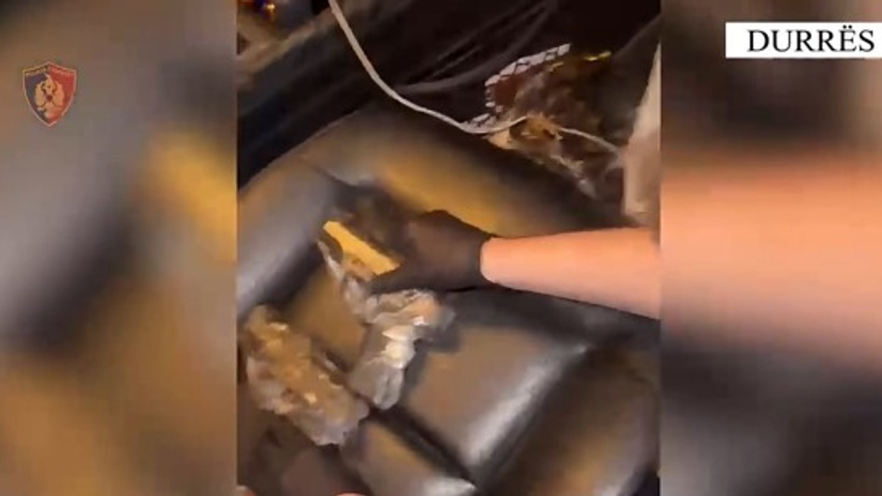 Trafik armësh nga Kosova drejt Shqipërisë, arrestohet i dyshuari dhe pasagjerja - pamje