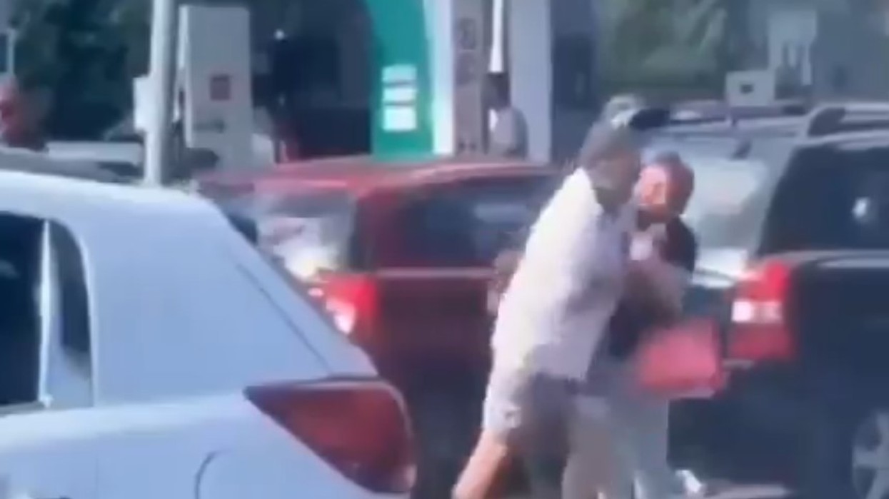 Krizë karburanti në Rusi, shoferët përleshen në radhët e gjata