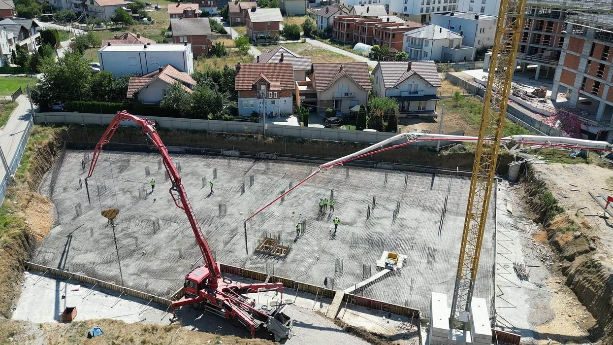 Vendoset gurthemeli i kompleksit banesor “Linda” në Fushë Kosovë nga “X Company” dhe “Al Trade”