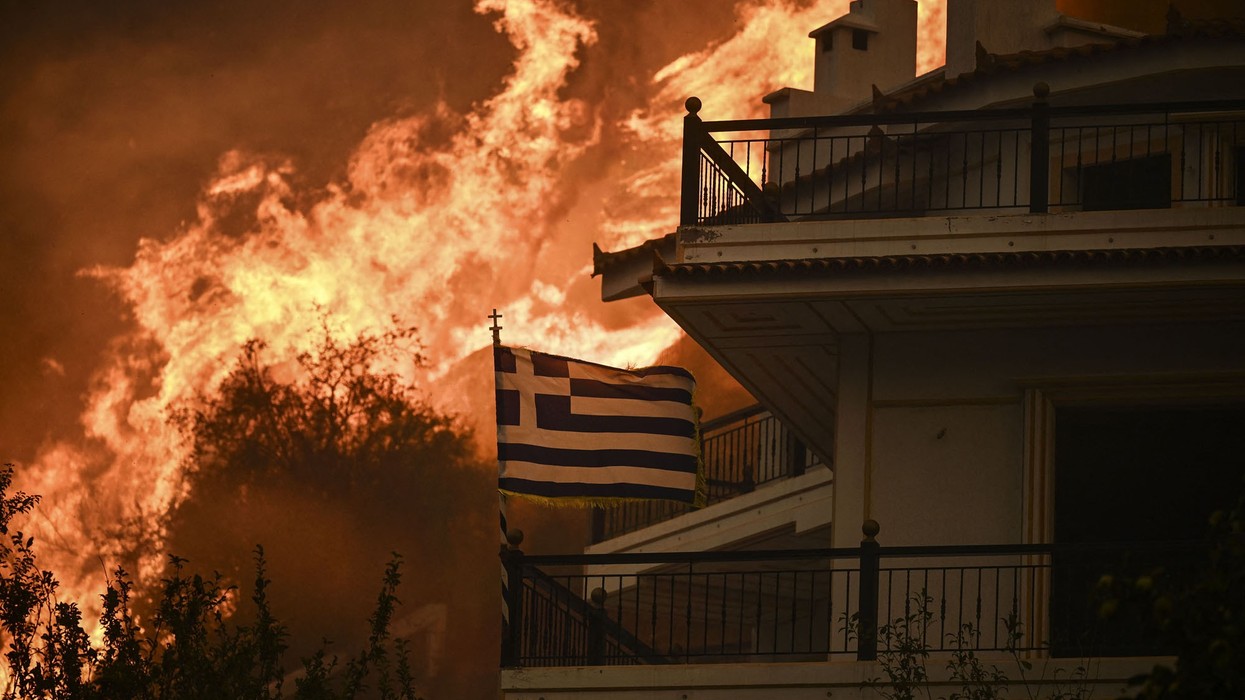 Greqia lëshon alarm të kuq për zjarret, stuhitë e erës dhe temperaturat e larta rrisin rrezikun në disa rajone
