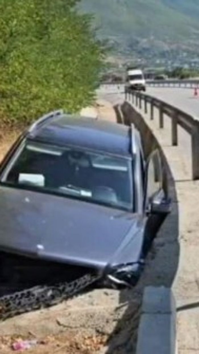 Aksident në Rrugën e Kombit, automjeti përfundon në kanal, shoferi dërgohet me urgjencë në spital Aksident në Rrugën e Kombit, automjeti përfundon në kanal, shoferi dërgohet me urgjencë në spital
