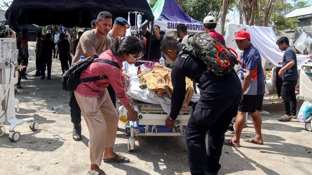 Ekipet e shpëtimit kërkojnë të mbijetuarit e tërmetit të fuqishëm në Indonezi