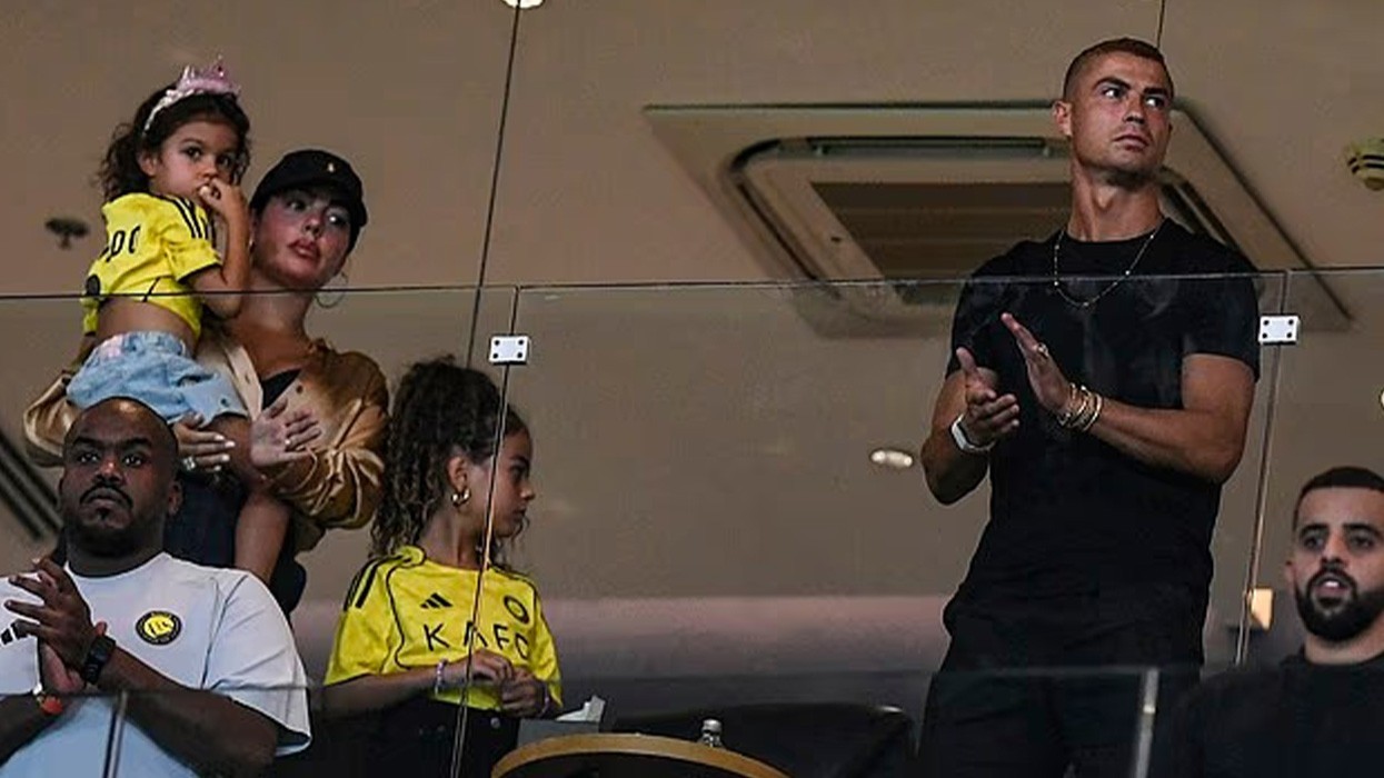 Cristiano Ronaldo dhe Georgina Rodriguez shfaqen për herë të parë pas dasmës sekrete, në tribunat VIP me fëmijët