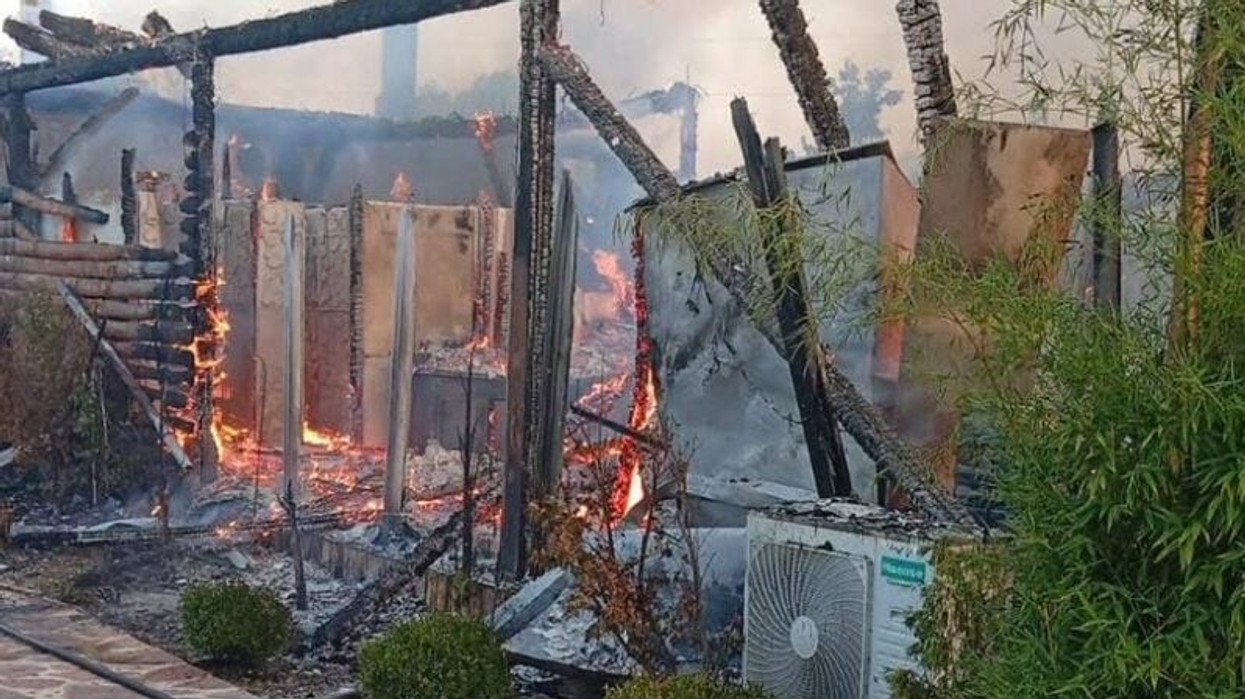 Zjarr në një tjetër biznes në jug, flakët shkrumbojnë resortin në rrugën Sarandë-Syri i Kaltër