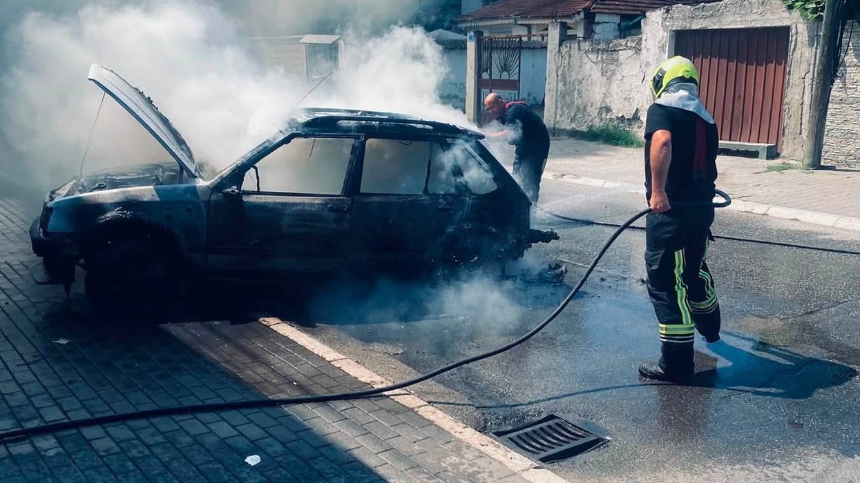 Përfshihet nga zjarri një veturë në Gjakovë, nuk ka të lënduar