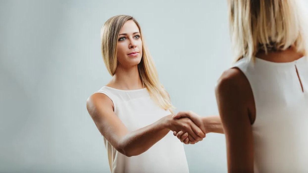 E shikoni dikë drejt në sy? 6 gabime që mund ta prishin krejt përshtypjen E shikoni dikë drejt në sy? 6 gabime që mund ta prishin krejt përshtypjen