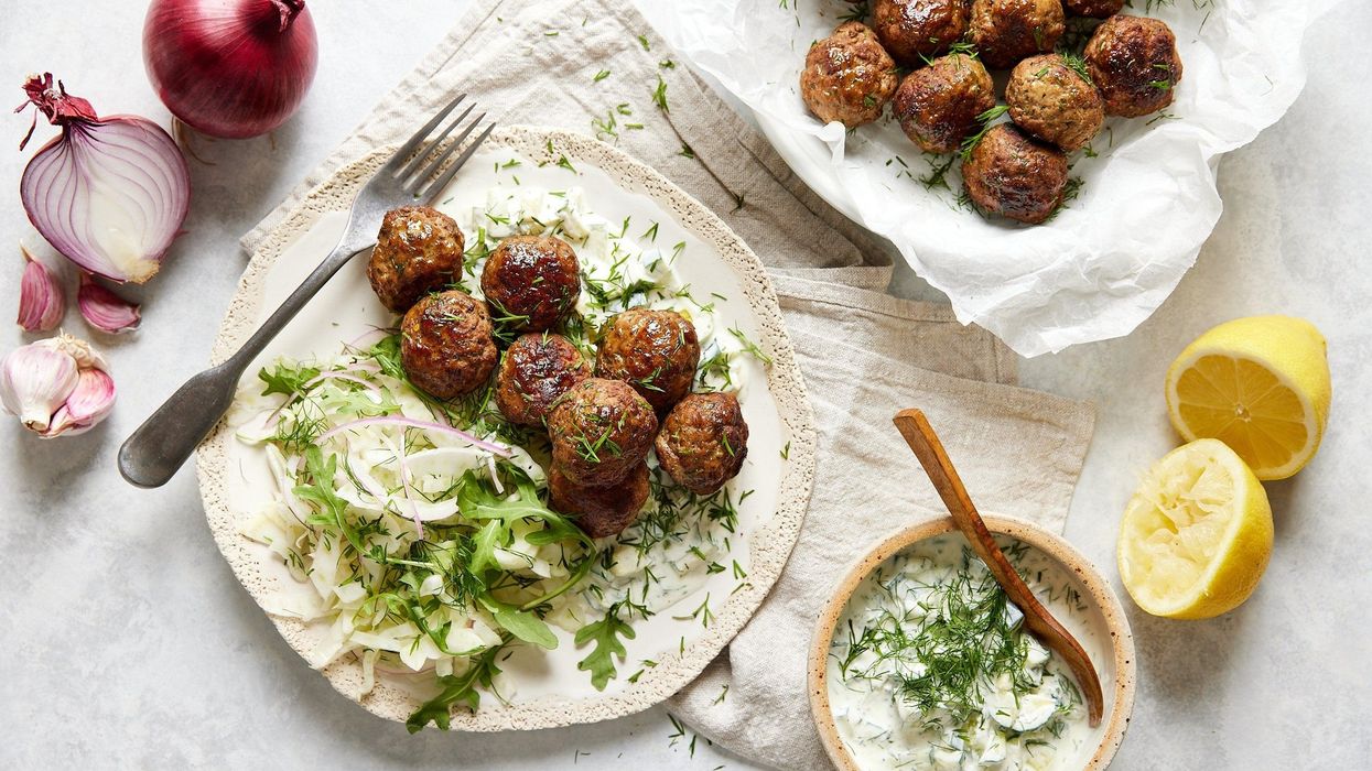 Qofte të buta dhe plot shije: Receta e shpejtë që sjell aromën e Mesdheut në tryezë Qofte të buta dhe plot shije: Receta e shpejtë që sjell aromën e Mesdheut në tryezë
