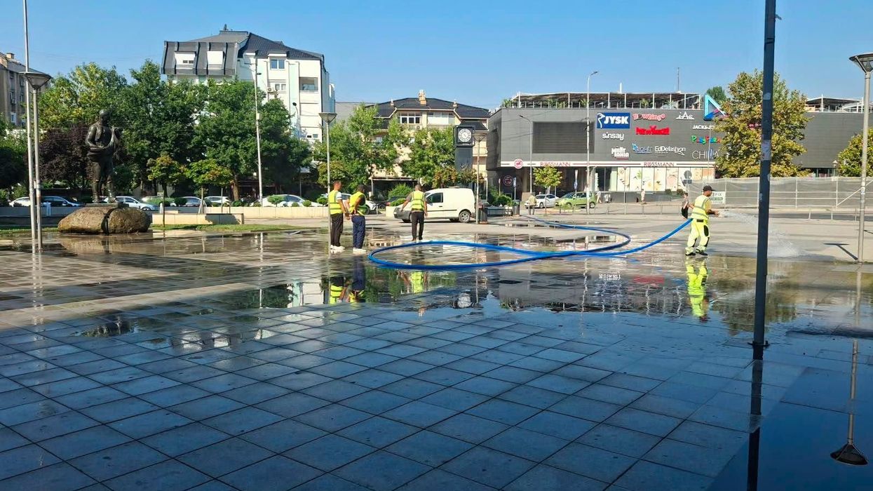 Mitrovica vazhdon pastrimin dhe mirëmbajtjen e hapësirave publike në qytet Mitrovica vazhdon pastrimin dhe mirëmbajtjen e hapësirave publike në qytet