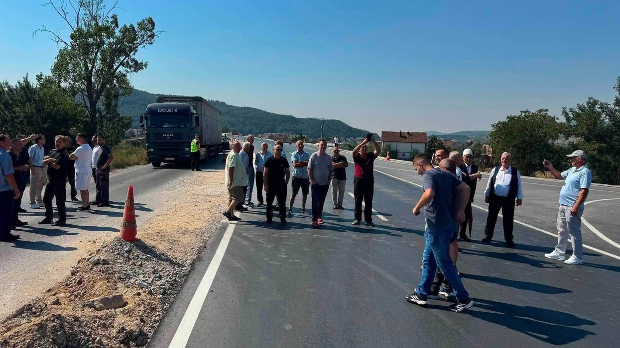Banorët e Lluzhanit bllokojnë magjistralen Podujevë–Prishtinë, kërkojnë rreth-rrotullim