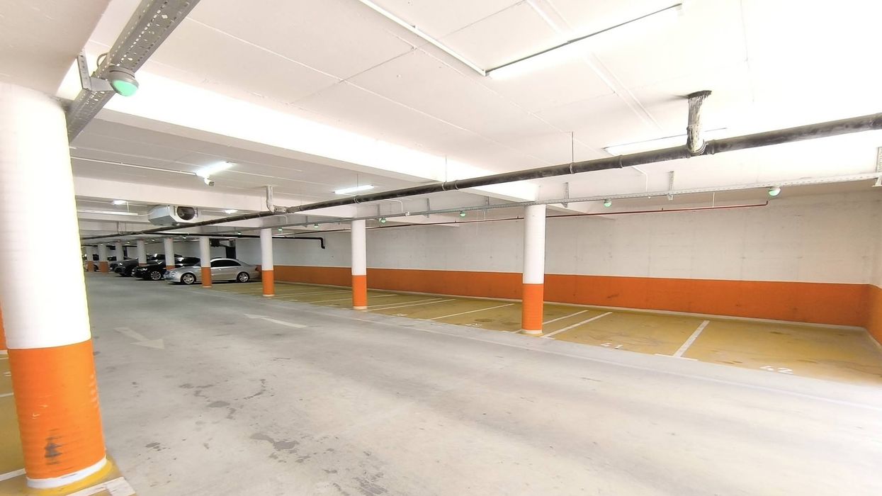 Parkingu nëntokësor bosh, trotuaret të zëna nga veturat – Vushtrria përballet me problemin e parkimit Parkingu nëntokësor bosh, trotuaret të zëna nga veturat – Vushtrria përballet me problemin e parkimit