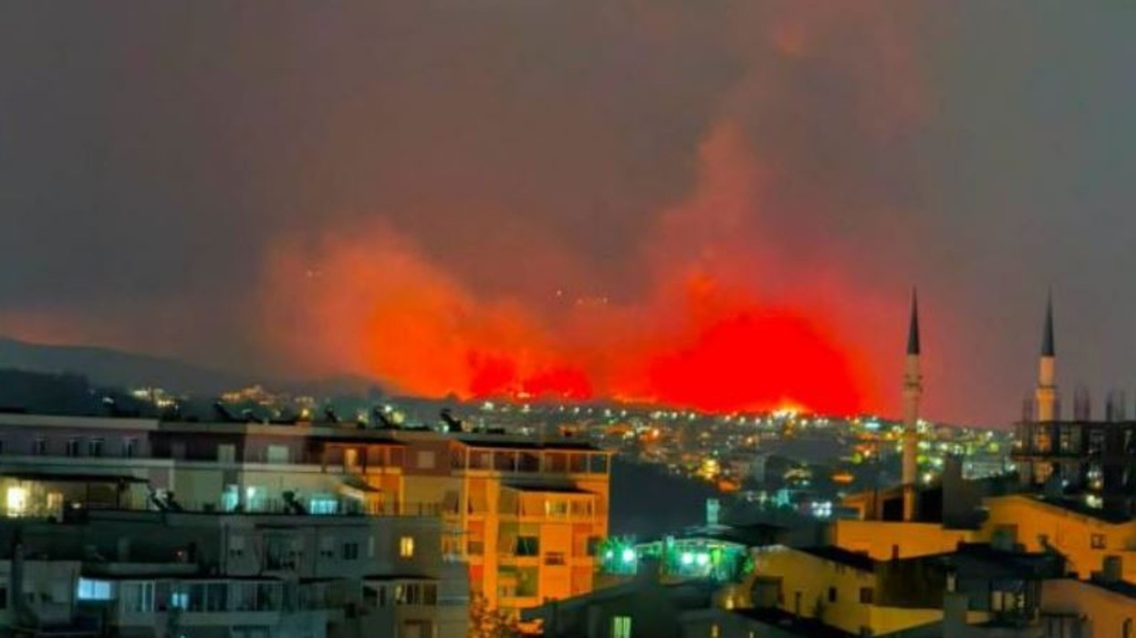 Shtatë vatra zjarri mbeten aktive në Shqipëri, vijojnë operacionet nga ajri dhe toka