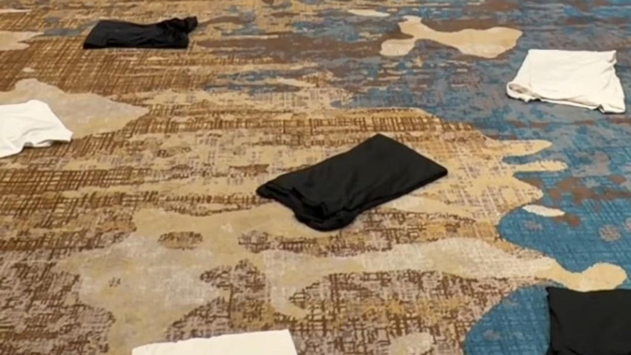 Koleget dhe një mentalist ndihmojnë burrin nga Idaho të thyejë rekordin botëror për palosjen e bluzave