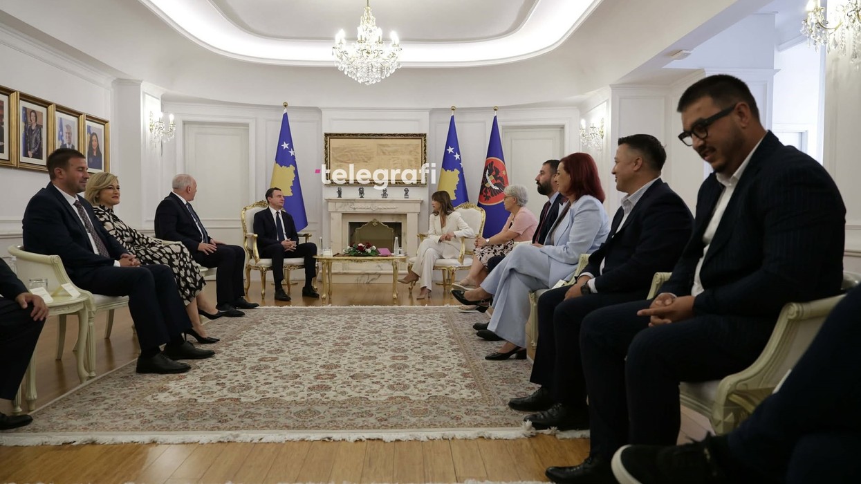 Munguan PDK, LDK e Aleanca, takimi i Haxhiut me kryetarët e partive tjera - fotografi
