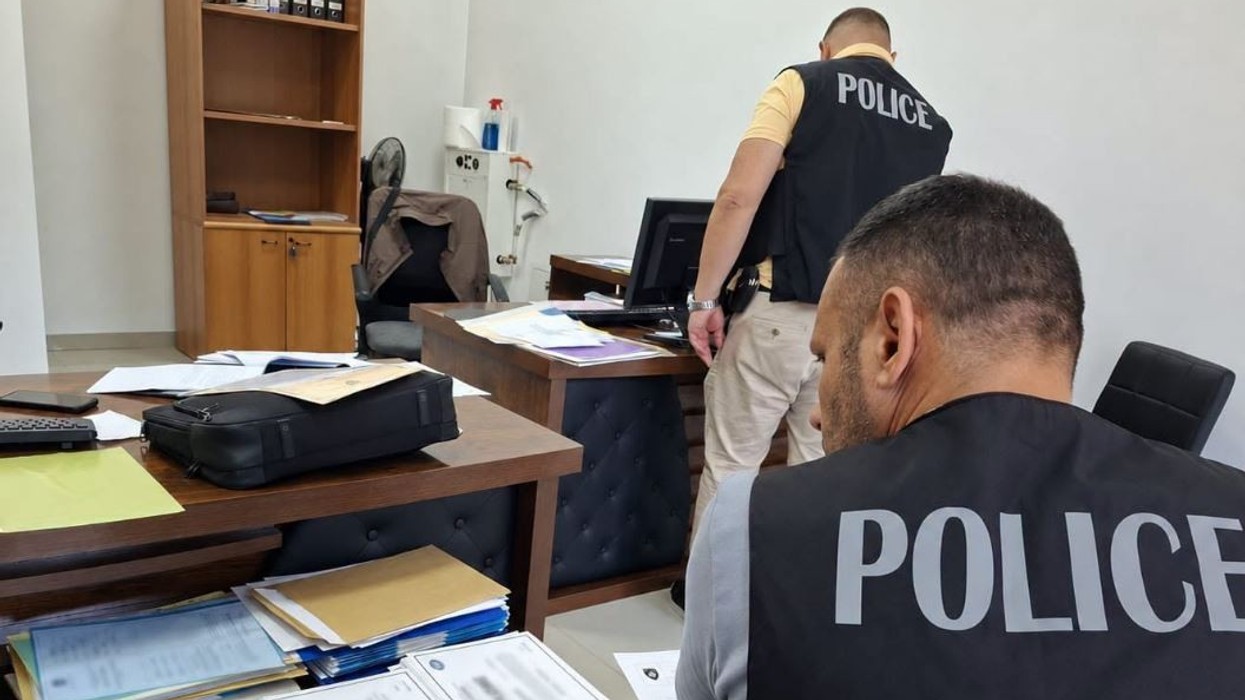 Arrestohet pronari i një qendre në Prizren, dyshohet se lëshoi 1.679 diploma false dhe përfitoi rreth 500 mijë euro