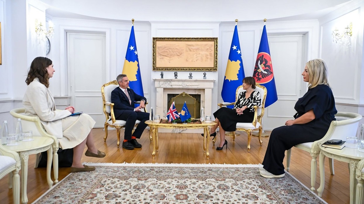 Ngërçi institucional, Haxhiu diskuton me ambasadorin britanik