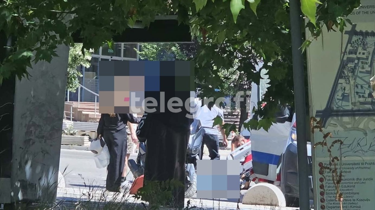 Aksident te Ministria e Arsimit, goditet një motorist