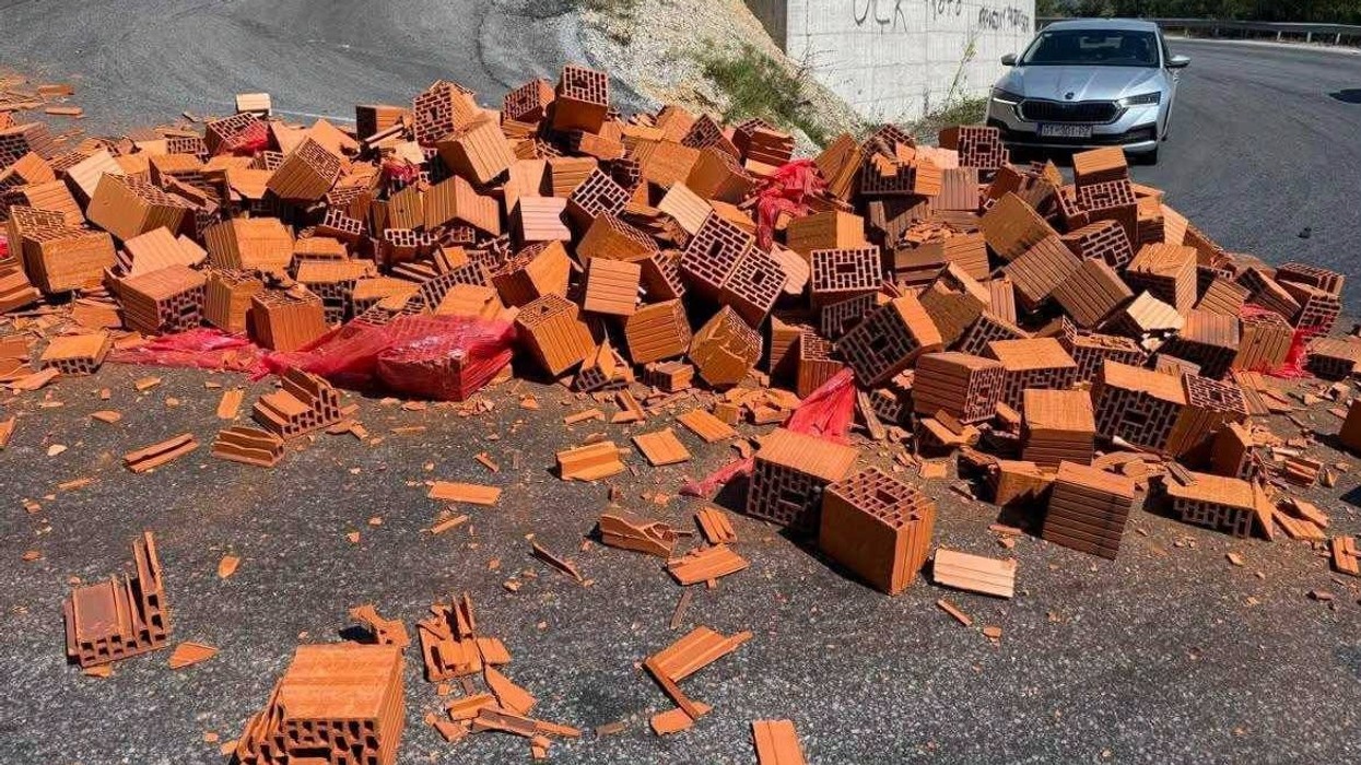 Blloqet ndërtimore bien në rrugën Zhur–Dragash, gjobitet shoferi dhe kompania
