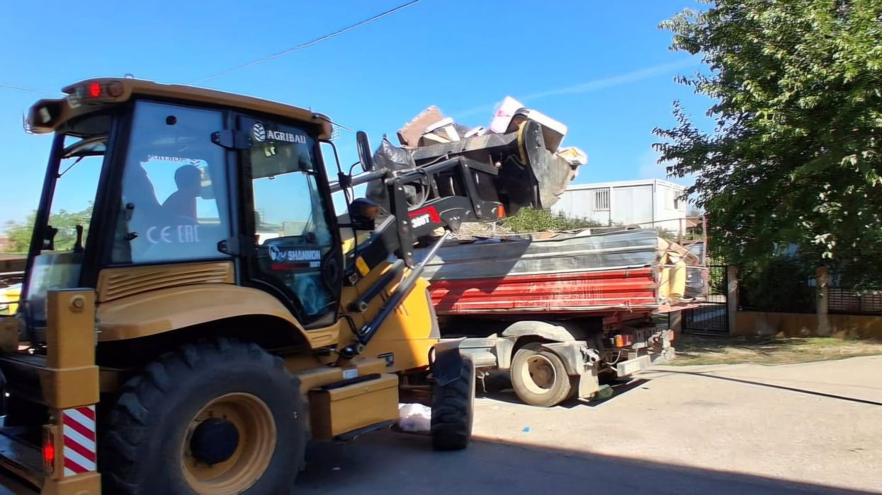 Pastrohen mbeturinat inerte dhe të vëllimshme në lagjen Kolonia të Fushë Kosovës Pastrohen mbeturinat inerte dhe të vëllimshme në lagjen Kolonia të Fushë Kosovës
