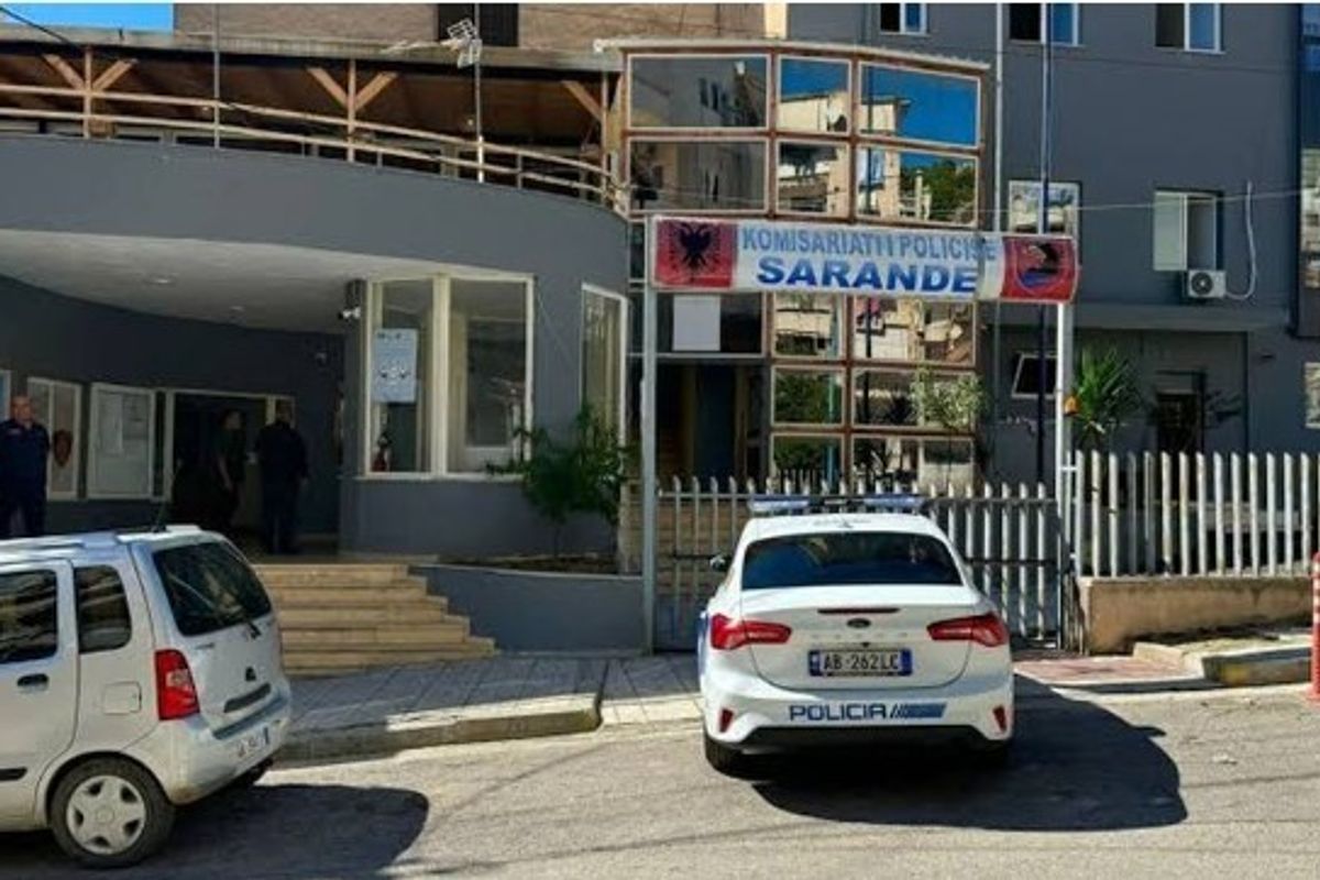Goditet me sëpatë 45-vjeçari në Delvinë, policia shoqëron autorin Goditet me sëpatë 45-vjeçari në Delvinë, policia shoqëron autorin