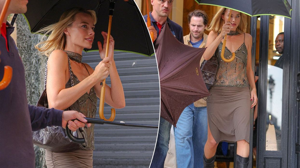 "Barbie" Margot Robbie tregon stilin elegant edhe në ditët me shi