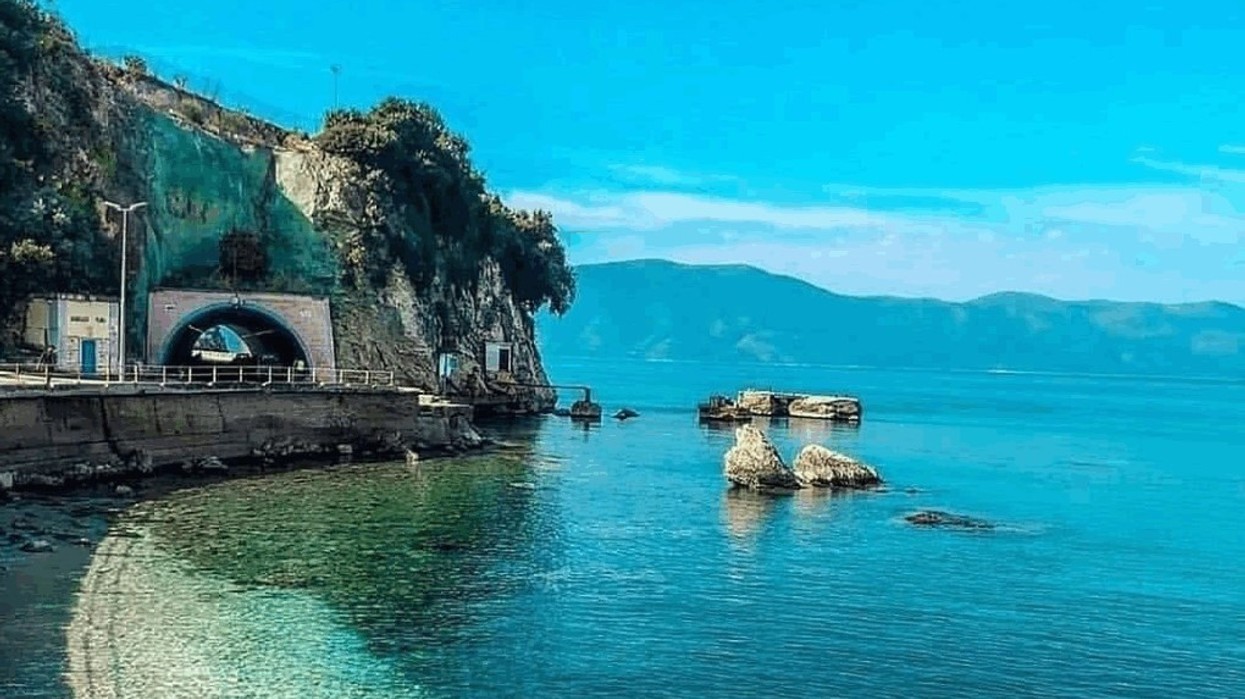 Hidhet nga shkëmbi, plagoset rëndë shtetasi italian në Vlorë