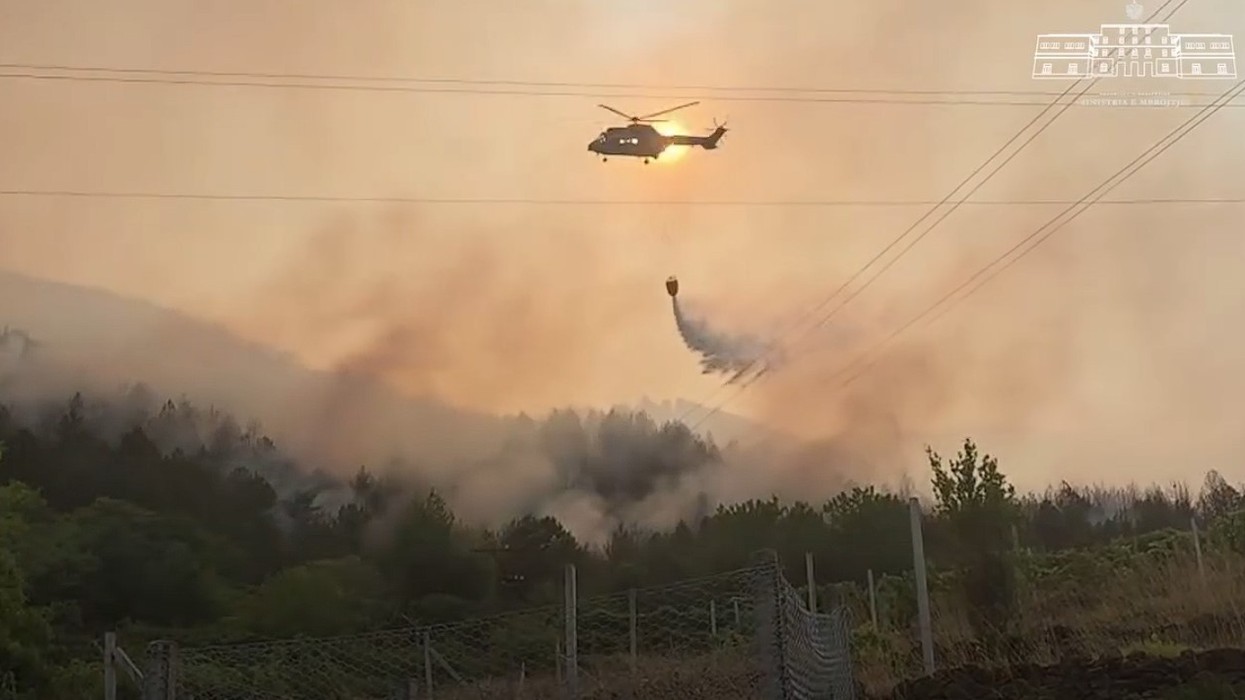 Zjarri pranë banesave, evakuohen familjet në fshatin Gojan i Madh në Pukë