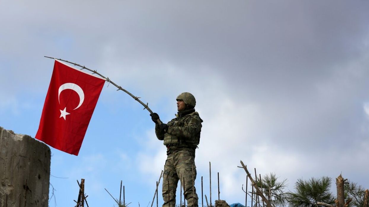 Turqia lëviz armë të rënda drejt Sirisë – tensionet rriten në veri Turqia lëviz armë të rënda drejt Sirisë – tensionet rriten në veri