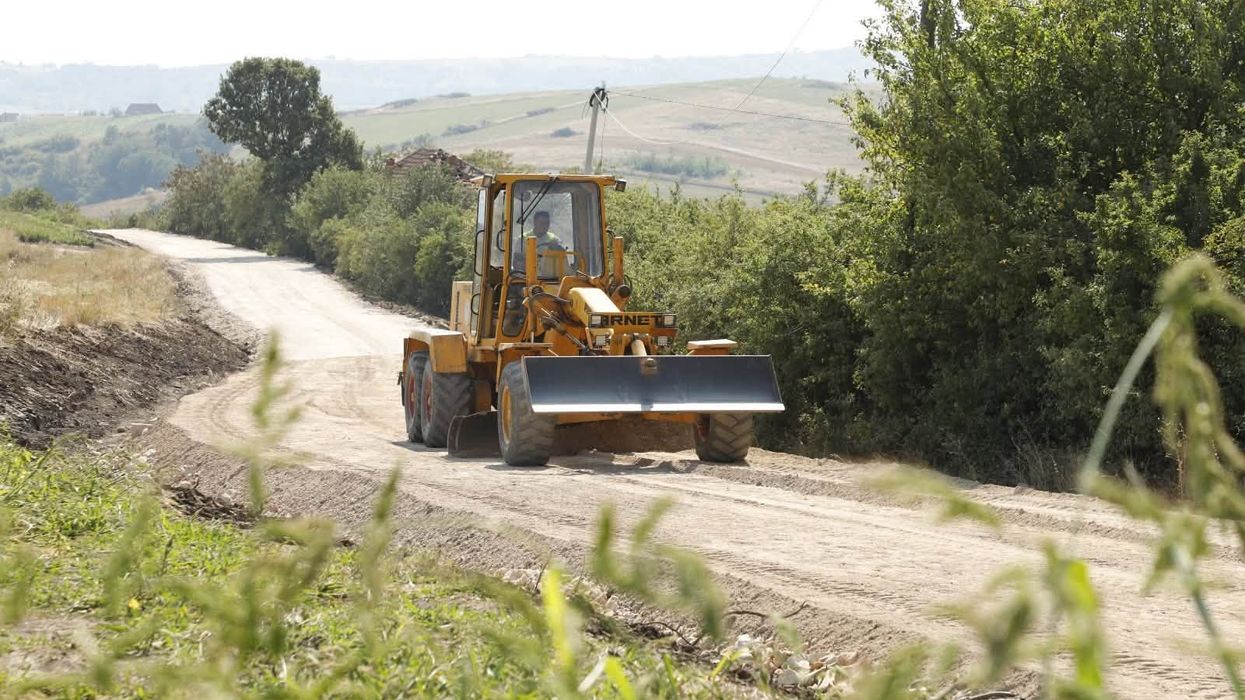 Peci: Rruga kryesore dhe dy degëzime në Pirq po rregullohen, ndërhyrja shtrihet në 1.5 kilometra Peci: Rruga kryesore dhe dy degëzime në Pirq po rregullohen, ndërhyrja shtrihet në 1.5 kilometra