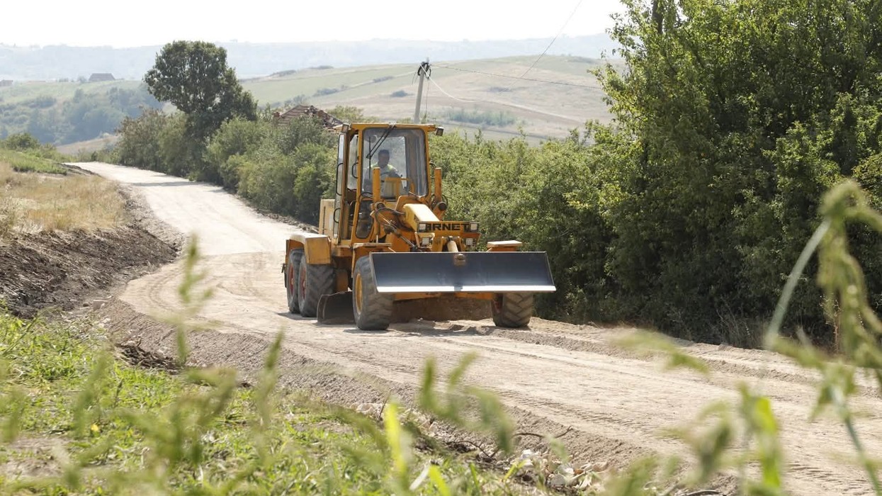 Peci: Rruga kryesore dhe dy degëzime në Pirq po rregullohen, ndërhyrja shtrihet në 1.5 kilometra