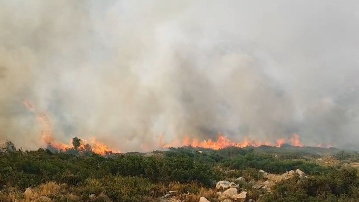 Situata e zjarreve në Shqipëri Ministria e Mbrojtjes: 9 vatra mbeten aktive, 235 forca në terren Situata e zjarreve në Shqipëri Ministria e Mbrojtjes: 9 vatra mbeten aktive, 235 forca në terren