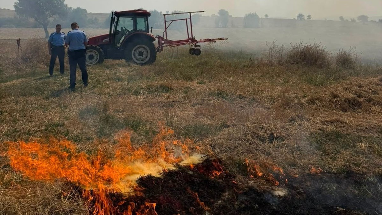 Zjarri përfshin Çabiqin në Klinë, rrezikohet një fermë e lopëve