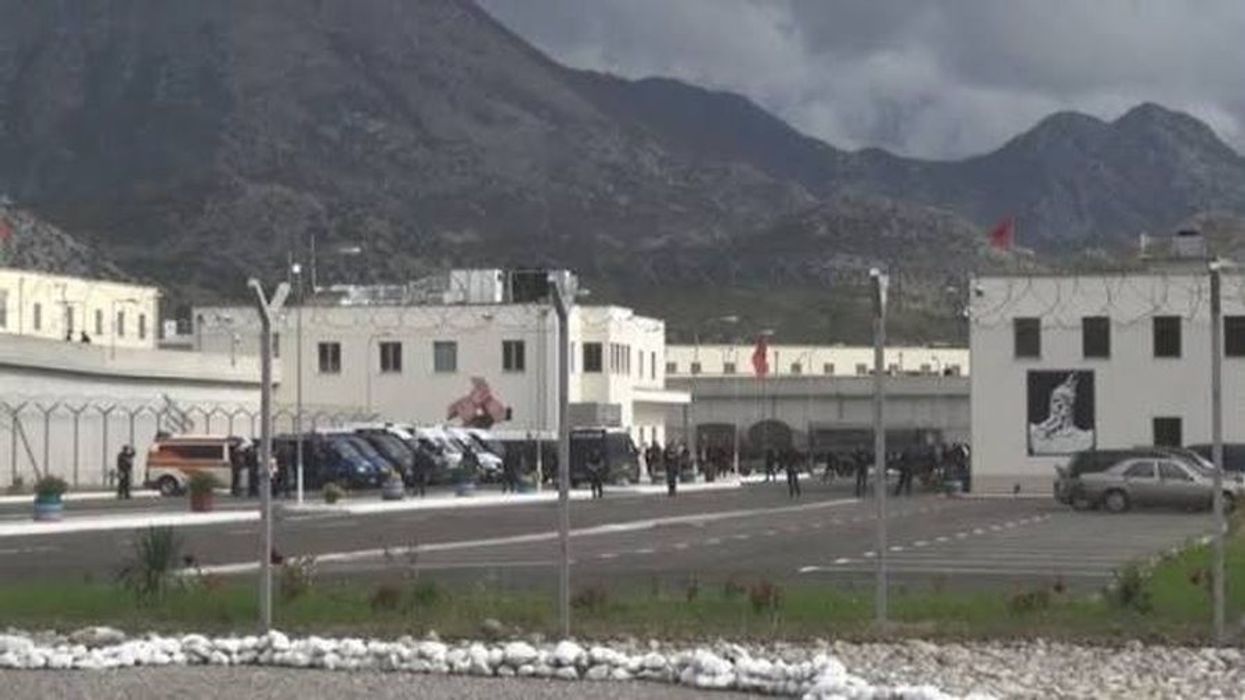 I dënuari merr leje nga burgu i Reçit dhe nuk kthehet, lë letër për familjen: Po largohem ju dua shumë I dënuari merr leje nga burgu i Reçit dhe nuk kthehet, lë letër për familjen: Po largohem ju dua shumë