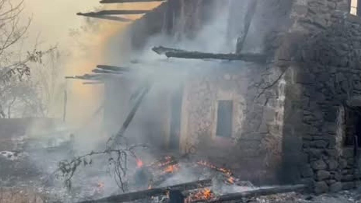 Flakët dalin jashtë kontrollit në Pukë, shkrumbohen 3 banesa - nis evakuimi i banorëve Flakët dalin jashtë kontrollit në Pukë, shkrumbohen 3 banesa - nis evakuimi i banorëve