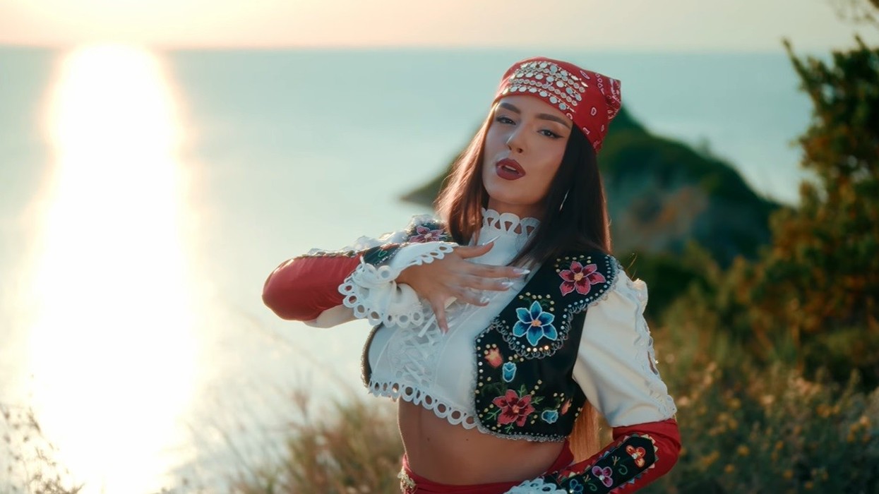 Enkela Haxhiu publikon projektin e ri muzikor "Dashni Shqiptare"