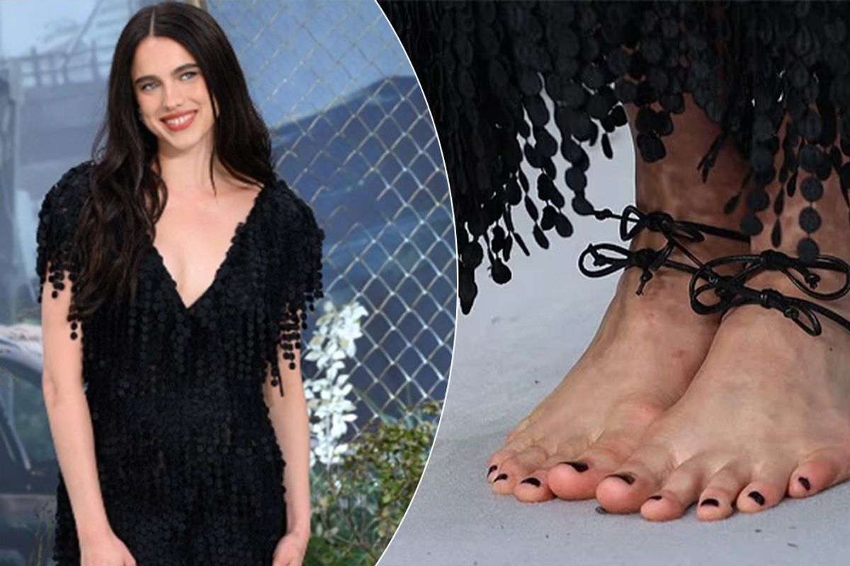 “Je zbathur?”, gazetari tallet me Margaret Qualley për sandalet Chanel prej rreth 2.6 mijë eurosh “Je zbathur?”, gazetari tallet me Margaret Qualley për sandalet Chanel prej rreth 2.6 mijë eurosh