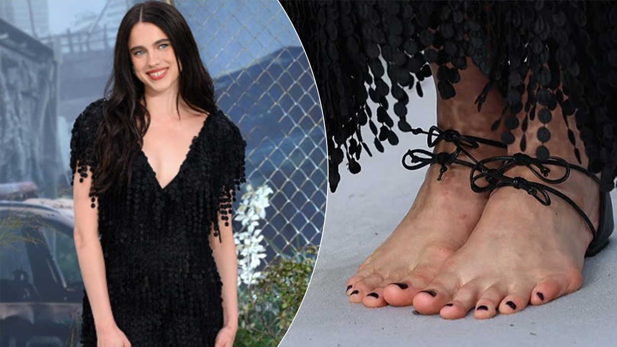 “Je zbathur?”, gazetari tallet me Margaret Qualley për sandalet Chanel prej rreth 2.6 mijë eurosh