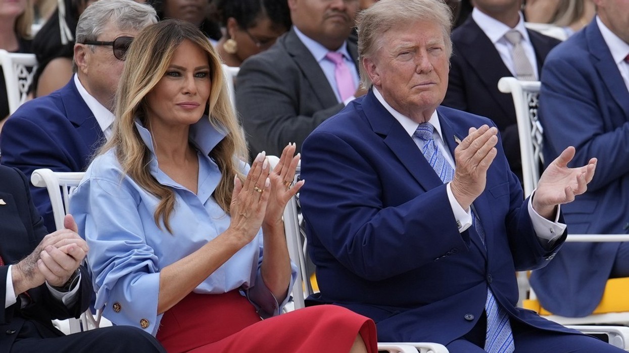 Nuk u pa në publik prej 31 ditësh, Melania Trump rikthehet në një paraqitje presidenciale - por një detaj në këmishën e saj tërhoqi vëmendjen