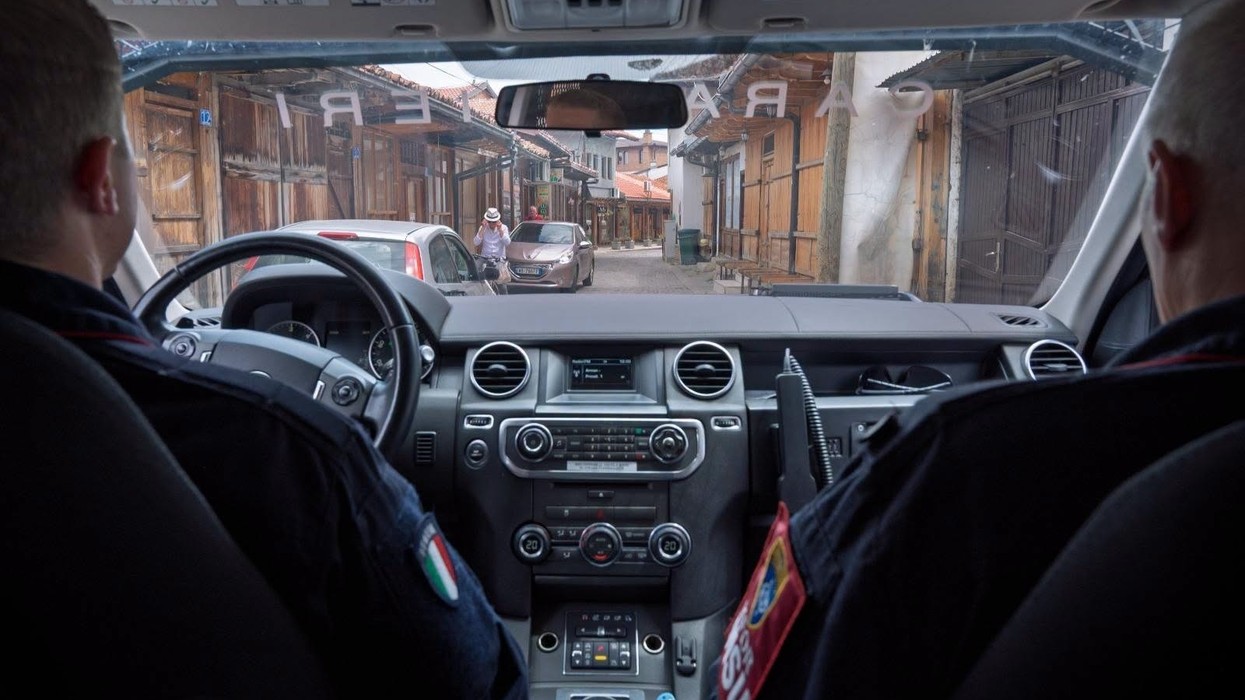 Karabinierët italianë patrullojnë në Gjakovë, KFOR-i jep detaje