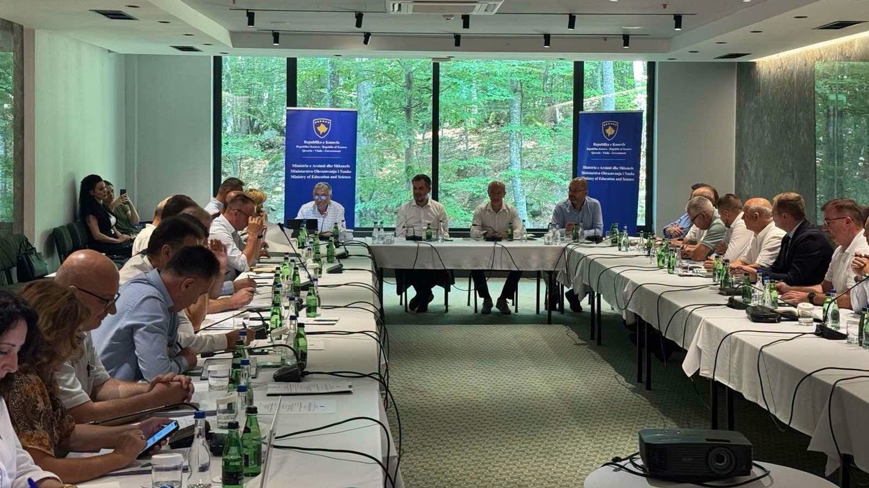 Jasharaj dhe Çeku në një tryezë me DKA-të, diskutojnë sfidat e arsimit në punëtorinë dyditore