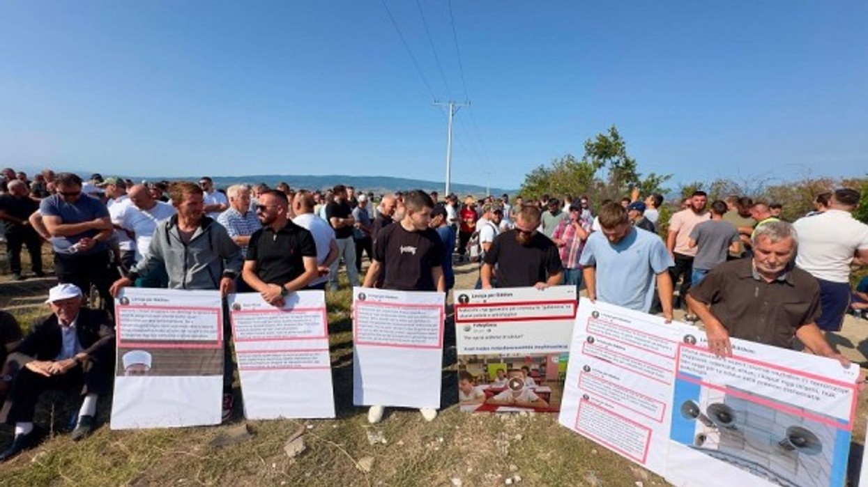 Disa qytetarë protestojnë kundër ndërtimit të një kishe në Zogaj