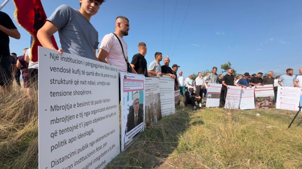 Protesta kundër kishës në Vushtrri, Sinani: Jemi kundër “këtyre bandave”