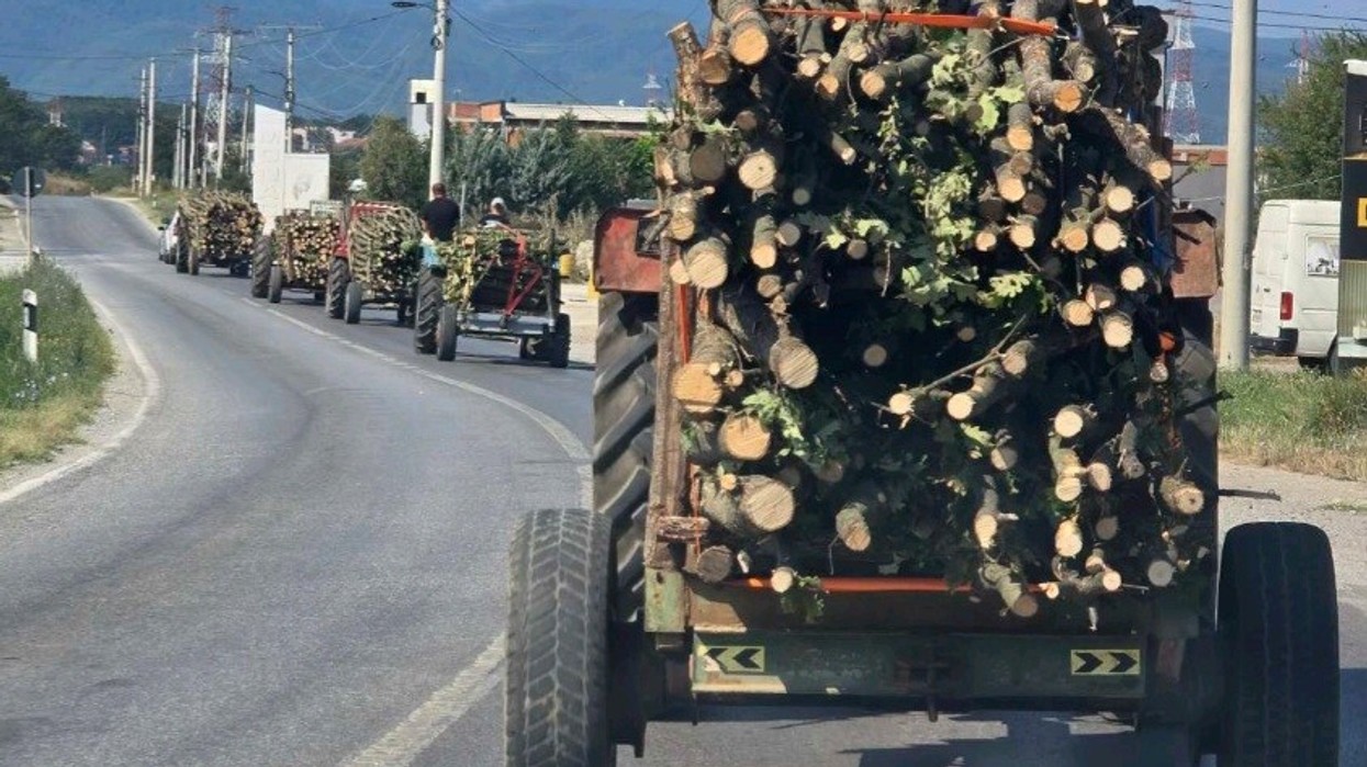 Gjashtë traktorë me dru pa dokumentacion konfiskohen në Ferizaj